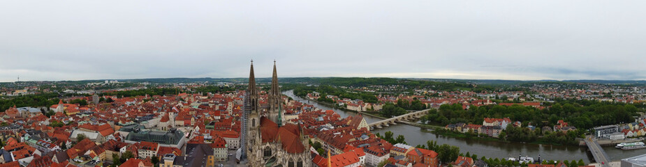 Fototapeta premium Regensburg, Deutschland: Panorama mit dem Dom im Zentrum