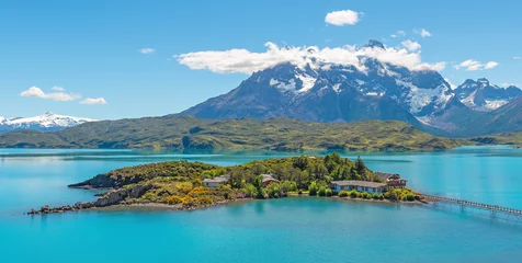 Papier Peint photo Cuernos del Paine Pehoe Lake panorama with Cuernos del Paine peaks and island hotel, Torres del Paine national park, Patagonia, Chile.