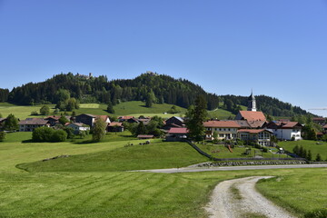 Fototapeta na wymiar Eisenberg im Allgäu mit Ruine Freyberg und Eisenberg im Sommer
