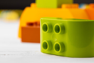 Naklejka premium Toy building kit details on wooden background