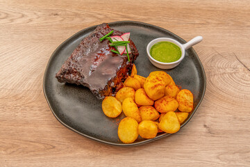 Recipe of barbecue ribs with roasted potatoes to paprika with green mojo sauce