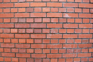 やや雨に濡れたレンガの壁