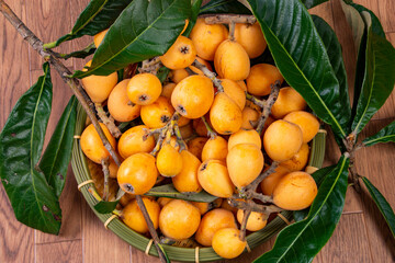 黄色いビワの実