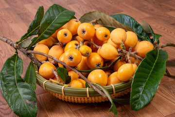 黄色いビワの実