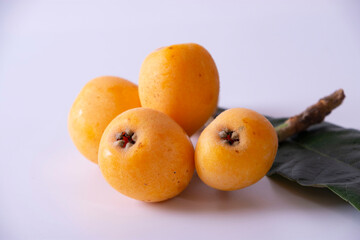 黄色いビワの実