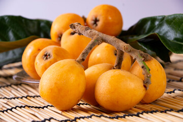 黄色いビワの実