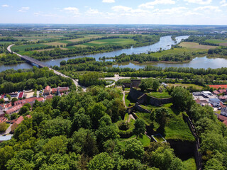 Donaustauf, Deutschland: Blick auf die Burgruine über der Donau