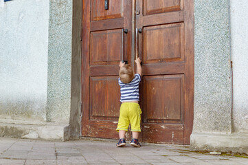 Fototapeta na wymiar child pulling on the door