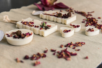 Fotografía de producto, Velas Aromáticas, con un olor agradable, cuenco grandes , mezcla frutal que tiene propiedades relajante, barra aromaticas, hierbas, para decorar la puerta espacios pequeños.