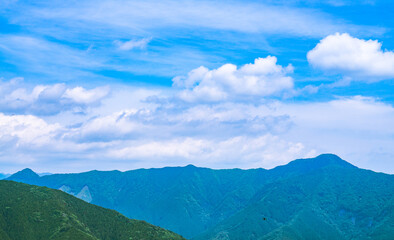新緑の山　風景