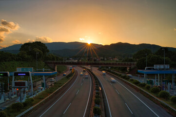 高速道路に沈む夕日
