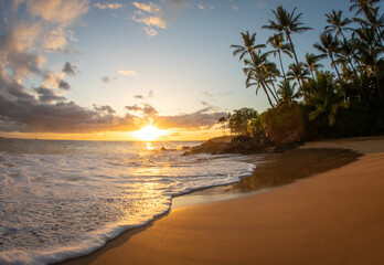 Fototapeta na wymiar Sunset on a beach in Maui