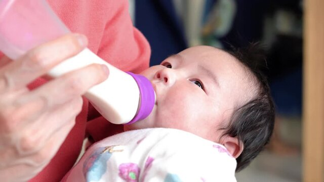 哺乳瓶でミルクを飲む赤ちゃん