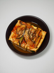 아시아 음식 두부 멸치 버섯 간장조림 