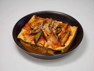 아시아 음식 두부 멸치 버섯 간장조림 