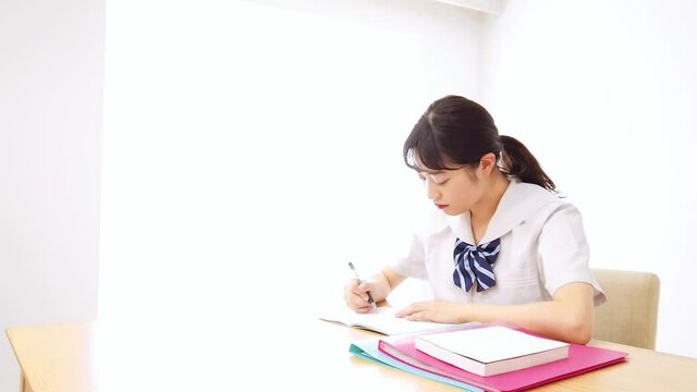 勉強をする学生