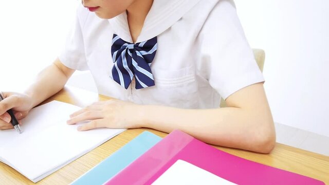 勉強をする学生