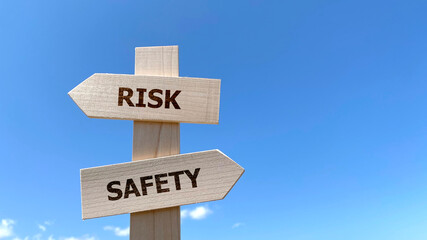 Fototapeta premium 道しるべと青空_2方向_右空間_RISKとSAFETY文字入り