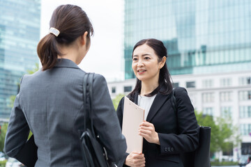 女性二人　ビジネスポートレート