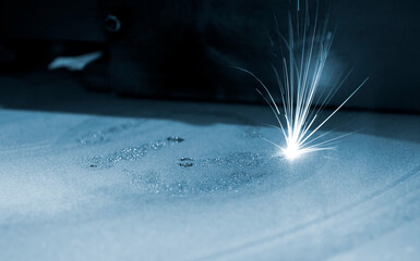 Metal is sintered under the action of laser into desired shape