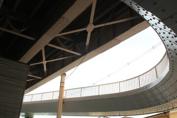 Naklejka premium bridge in the city
