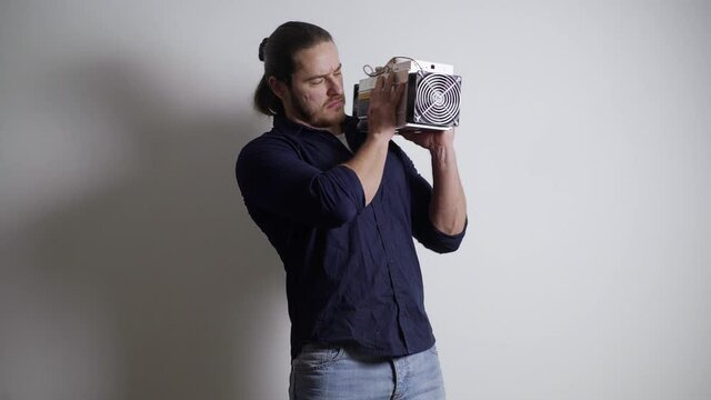 A man is an athlete, does not know what to do with an ASIC for mining, jokes