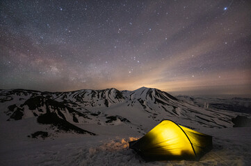 雪山でテントから星空を見る