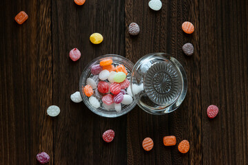 キャンディーとガラスの器