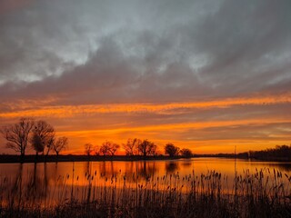 Obraz premium sunset over the lake