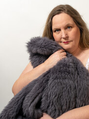 Teilakt Fotoshooting mit einer molligen Frau in Kaninchenfelljacke