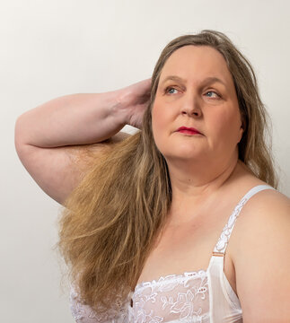 Teilakt Fotoshooting mit einer molligen Frau 