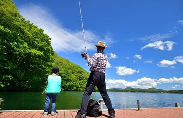 初夏の湖で釣りを楽しむファミリー
