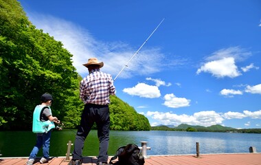 Obraz na płótnie Canvas 初夏の湖で釣りを楽しむファミリー 