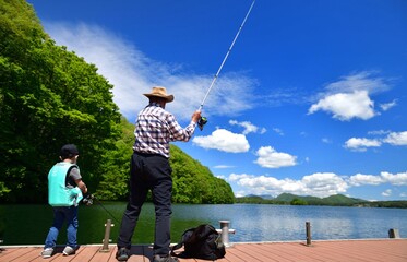 Obraz na płótnie Canvas 初夏の湖で釣りを楽しむファミリー 