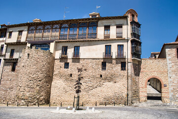 Edificios de arquitectura antigua junto a la puerta del sol y muralla medieval de Segovia, España