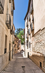 Fototapeta na wymiar Estrecha calle peatonal en el barrio antiguo de Segovia, España