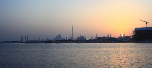Obraz premium sunset in Dubai city view with birds flying