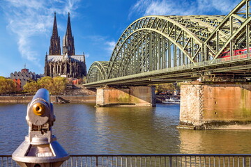 Kölner Dom und Hohenzollernbrücke im Hintergrund und mit Fernglas im Vordergrund