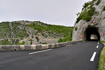 Tunnel de la route sinueuse des gorges de la Nesle