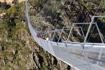 Travessia na ponte suspensa
