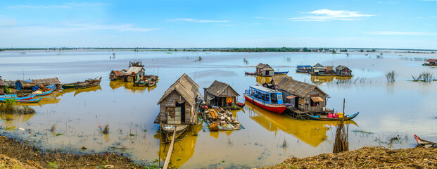 Hausboote auf dem Mekong in Kambodscha