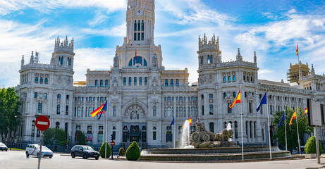Fototapeta na wymiar Ayuntamiento de Madrid y fuente de la Cibeles (Madrid, España)