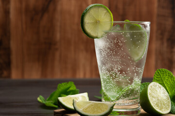 炭酸水　ライム　ハーブ