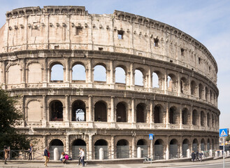 Fototapeta na wymiar Tourists visiting the Coliseum