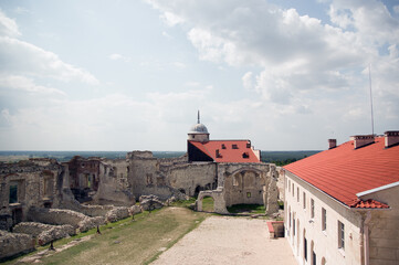 Ruiny zamku grodu na tle pięknego nieba © Monika