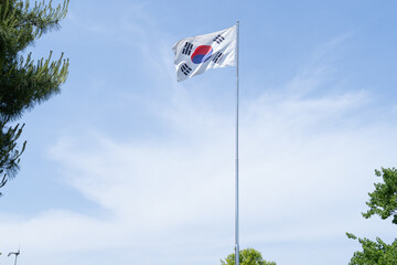 Fototapeta premium flag, sky, blue, national, red, usa, flags, white, america, pole, wind, symbol, stars, clouds, flying, union, stripes, country, canada, banner, patriotism, patriotic, british, waving, flagpole, nation