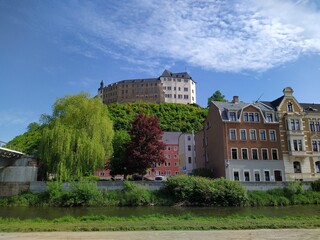 Fototapeta na wymiar Greiz an der Weißen Elster; Elstersteig und Oberes Schloss