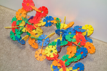 Buntes Steckblumen Spielzeug für Kinder. Kreativitätsförderung durch Konstruktionsspielzeug. Children toy for creativity and thinking development.