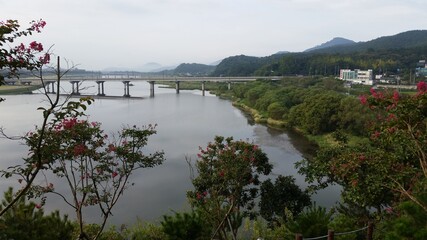 교량과 강변의 풍경