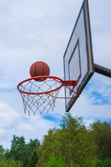 Naklejka premium basketball hoop against sky